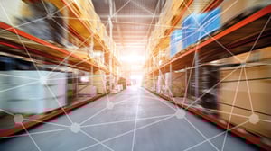 Sicht zwischen Lagerregale in einer Lagerhalle mit Bewegungseffekt. Konzeptbild eines Flottenmanagementsystems.