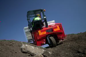 Arbeiter in einem Moffet M5 Mitnehmstapler offroad