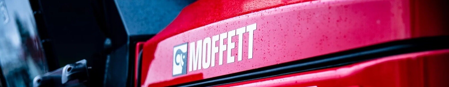 Nahaufnahme des Moffett-Logos auf einem roten Mitnahmestapler. Nahaufnahme des Moffett-Logos auf einem roten Mitnahmestapler.