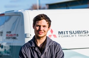 Portrait eines Mitarbeiters von Andres Gabelstapler GmbH vor einem weißen Mitsubishi-Transporter.